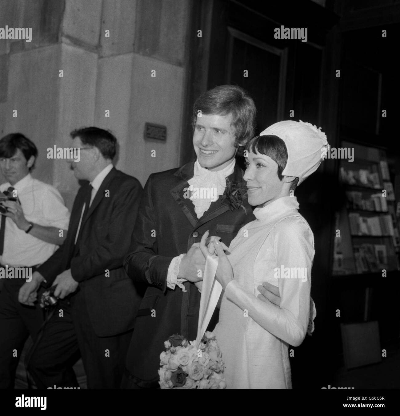 Un chapeau de fleur pour la mariée Alfreda Thorogood et un costume de style Régence et un jabot pour le marié David Wall après leur mariage à l'église St Martin-in-the-Fields, Trafalgar Square, Londres. Banque D'Images