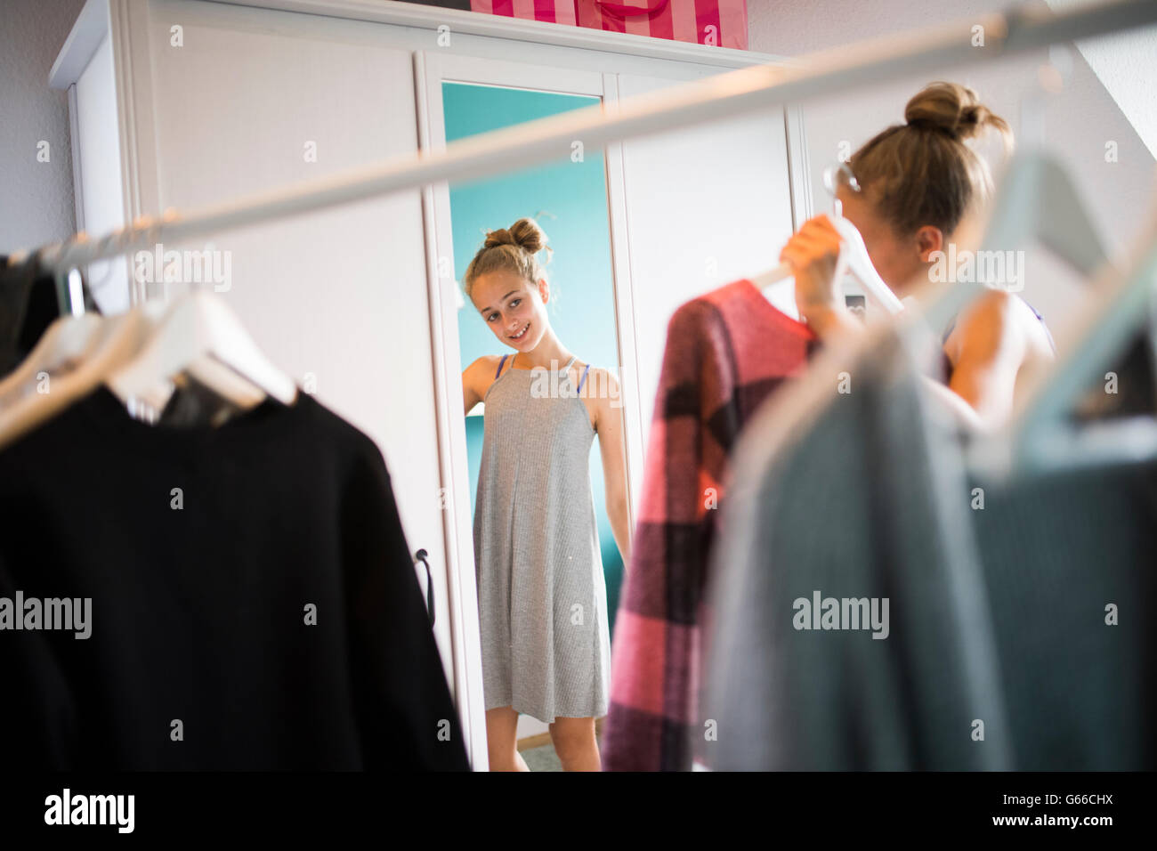 Jeune fille c est d essayer sur quelques vetements devant son miroir MR Photo Stock Alamy