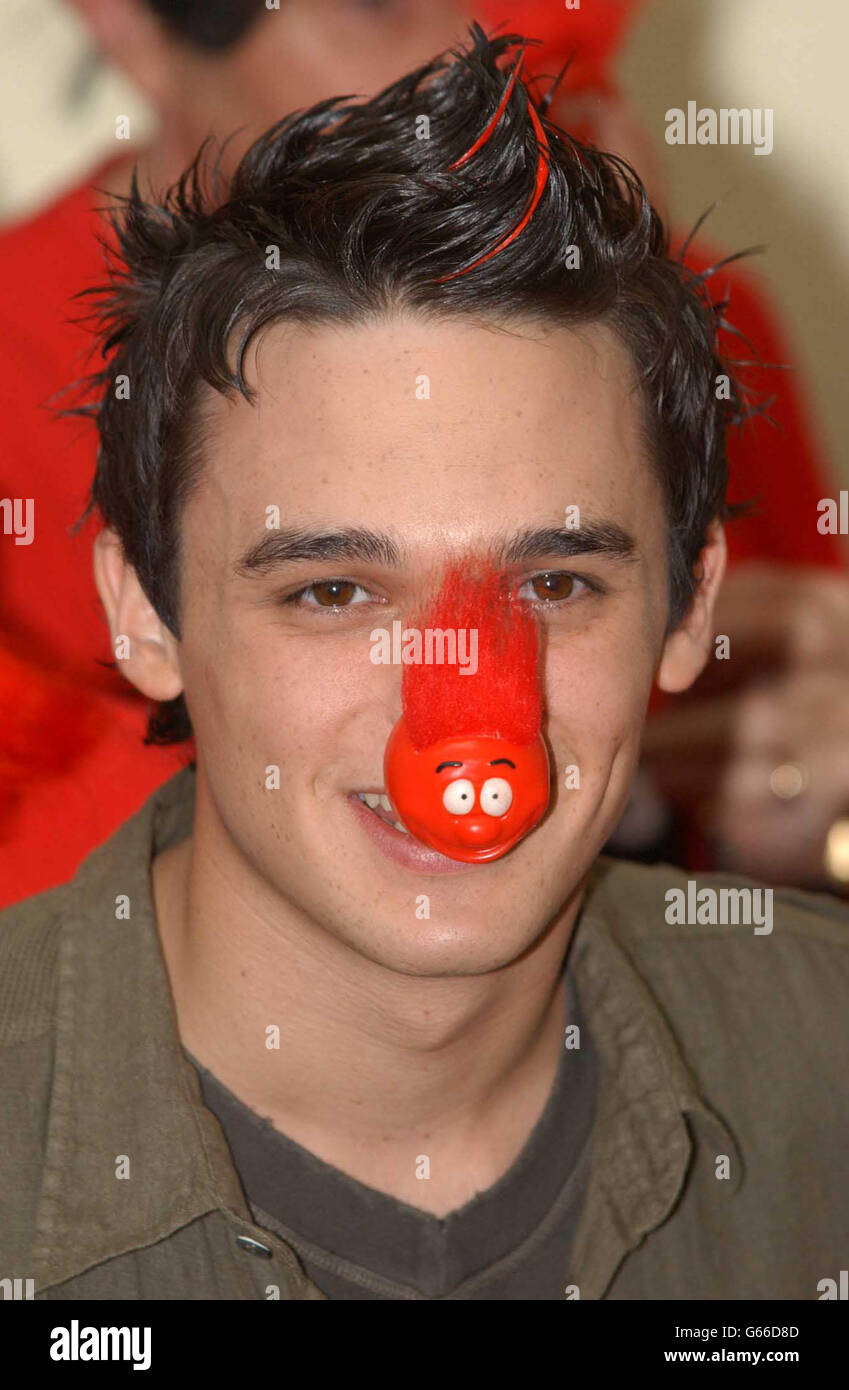 Pop Idol Runner-up Gareth Gates pendant le Red Nose Day 2003 The Big Hair Do lancement au Great Eastern Hotel dans le centre de Londres. Le jour 2003 du nez rouge est le vendredi 14 mars 2003. * 17/3/03: Gareth Gates, le coureur de pop Idol, qui célébrait son dernier topper de graphiques après son single de charité en faveur de Comic relief, s'est enormé dans le Top 40 au numéro un. Le célèbre single, Spirit in the Sky, qui présente les personnages de la télévision les Kumars, la chanson de la chanteuse américaine Christina Aguilera magnifique hors de la première place. Banque D'Images