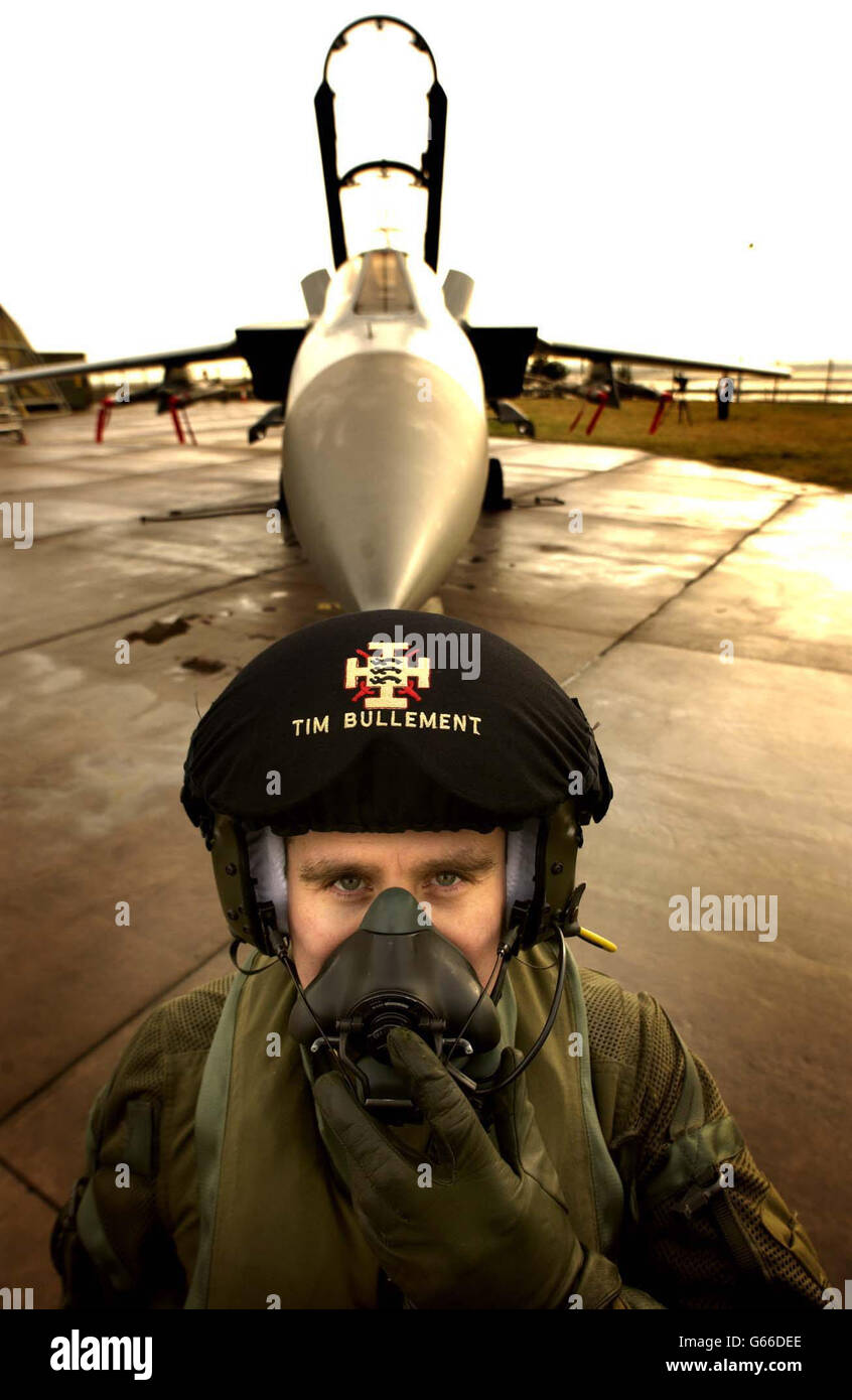 Le chef de l'escadron Tim Bullement est sur le point de monter à bord de son Tornado F3. Son escadron part pour le Golfe. Des avions des bases écossaises de la RAF seront déployés dans le Golfe au cours des deux prochaines semaines, ont confirmé les patrons de la RAF. Banque D'Images