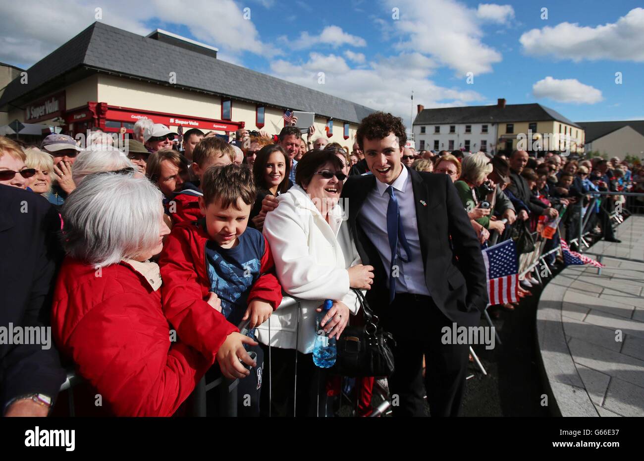 Max Kennedy petit-fils de Bobby Kennedy rencontre les habitants du port de New Ross à Co Wexford, dans le cadre d'une célébration marquant le 50e anniversaire de la visite de John F Kennedy en Irlande. APPUYEZ SUR ASSOCIATION photo. Date de la photo: Samedi 22 juin 2013. Voir PA Story IRISH Kennedy. Le crédit photo devrait se lire comme suit : Niall Carson/PA Wire Banque D'Images