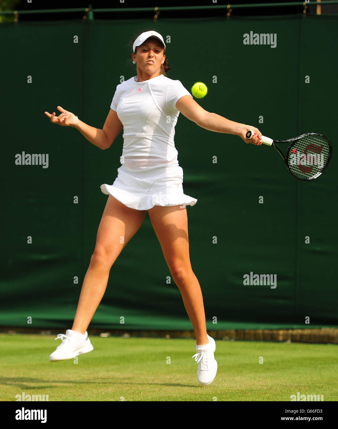 Laura Robson, de la Grande-Bretagne, en double match avec Lisa Raymond, des États-Unis, contre Samantha Stosur en Australie et Francesca Schiavone en Italie, lors du troisième jour des championnats de Wimbledon, au All England Lawn tennis and Croquet Club, Wimbledon. Banque D'Images