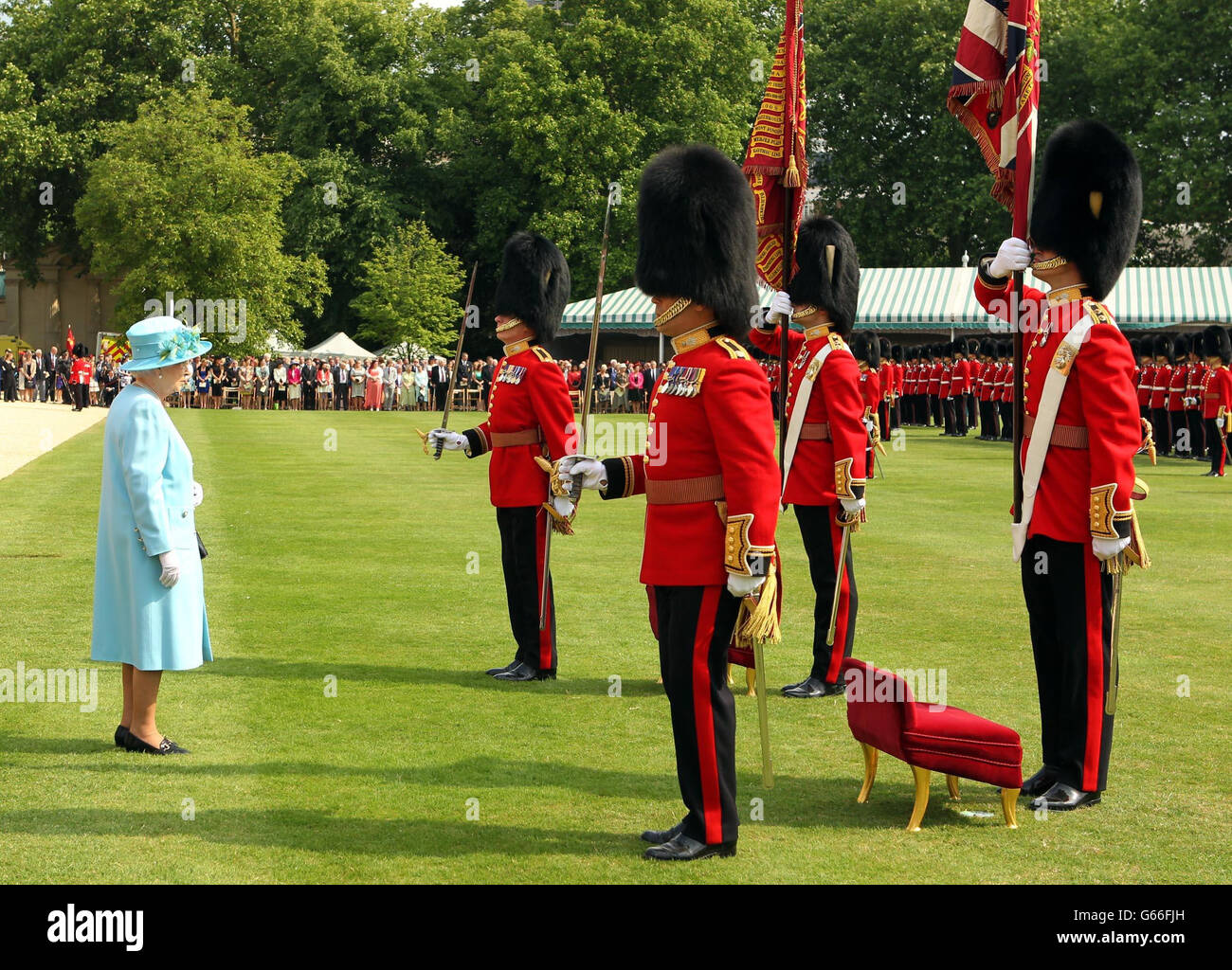 La reine Elizabeth II, colonel en chef, Grenadier Guards, inspecte la Compagnie de la Reine avant de présenter de nouvelles couleurs à la Nijmegen Company dans les jardins de Buckingham Palace, Londres. Banque D'Images