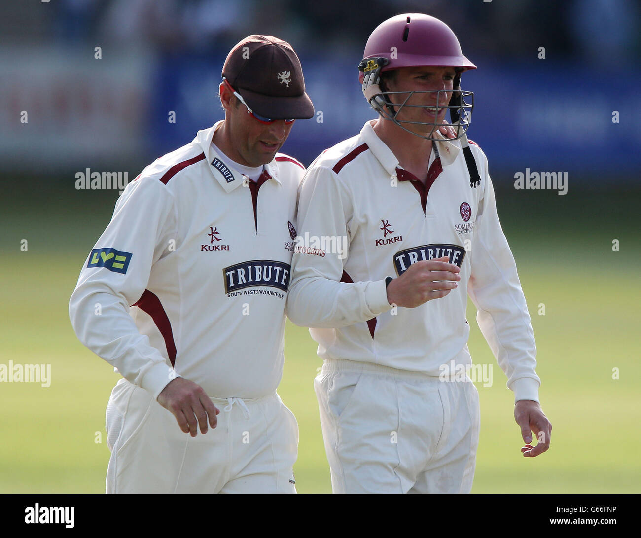 Le batteur Somerset Chris Jones (à droite), après son 130 contre l'Australie, est remercié par son capitaine Marcus Trescothick lors du match international Tour au County Ground, à Taunton. Banque D'Images