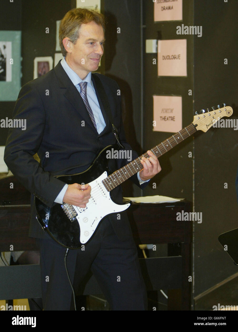 Le Premier ministre britannique Tony Blair joue de la guitare avec les élèves lors d'une visite avec le ministre de l'intérieur David Blunkett au Firth Park Community College, dans la circonscription de Sheffield Brightside de M. Blunkett. Banque D'Images