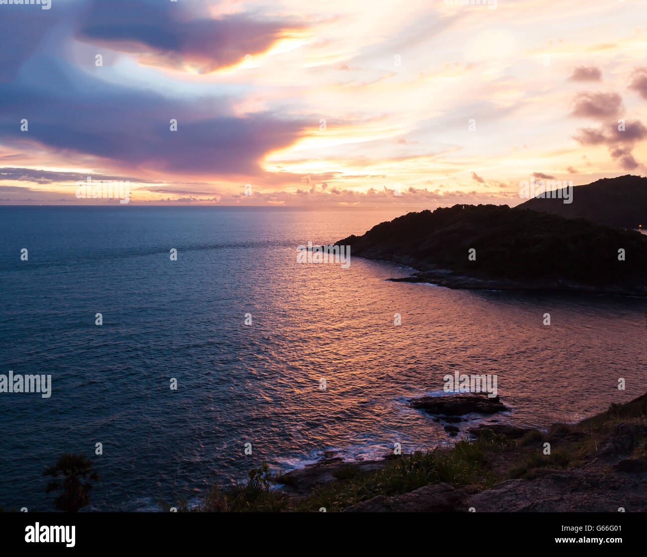 Seascape sombre avec ciel tempête et nuage dans la couleur du coucher du soleil et au crépuscule Banque D'Images