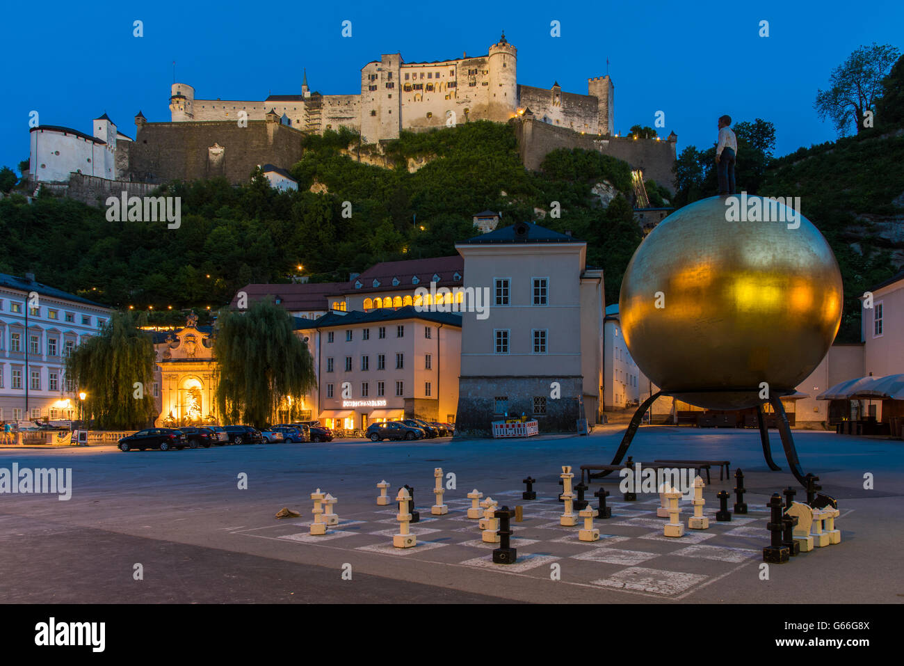 Vue nocturne de la place Kapitelplatz avec golden ball nommé monument Château de Hohensalzburg et Sphaera derrière, Salzbourg, Autriche Banque D'Images