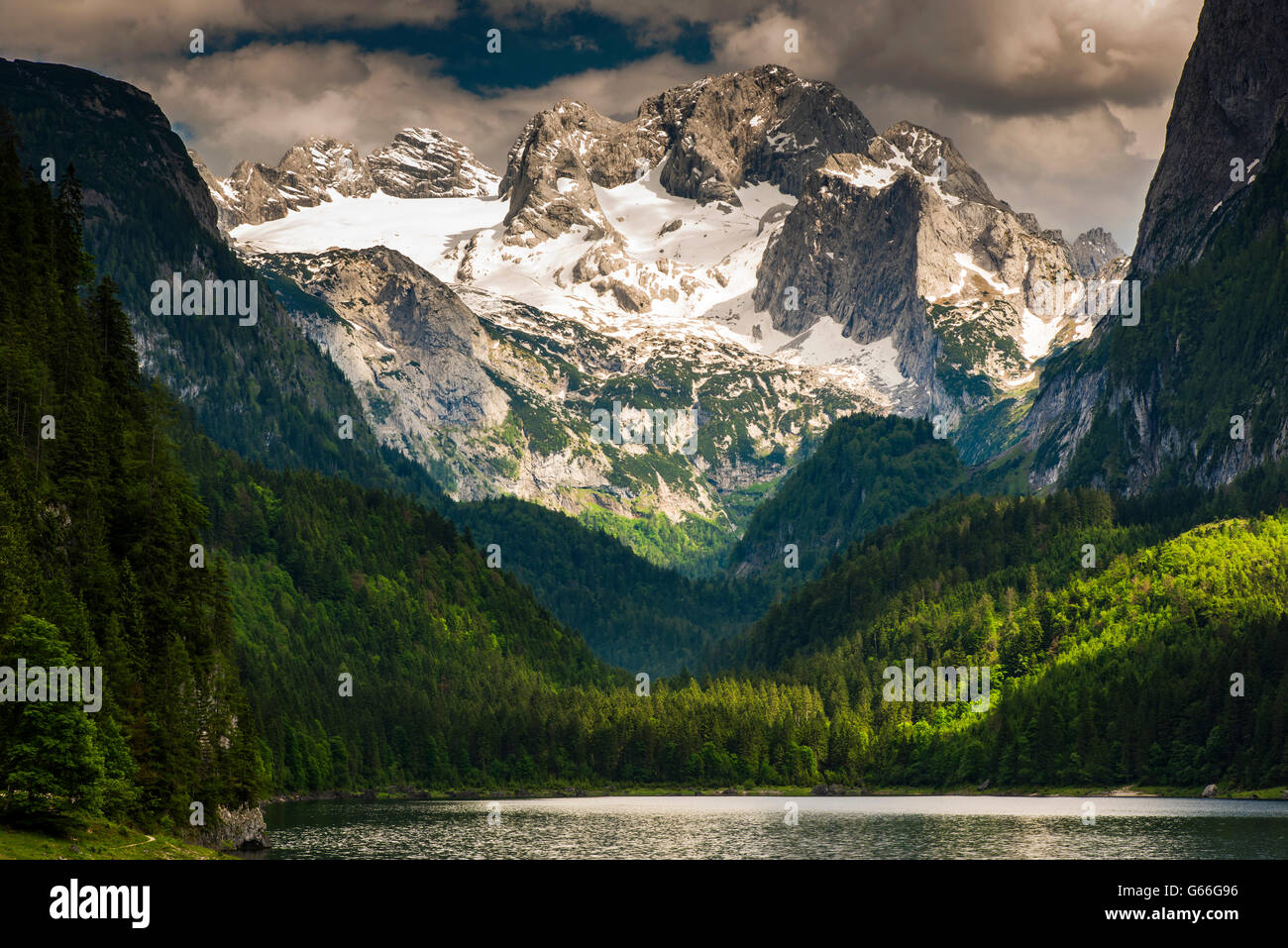 Lac Gosausee avec derrière la montagne Hoher Dachstein, Gosau, Haute Autriche, Autriche Banque D'Images