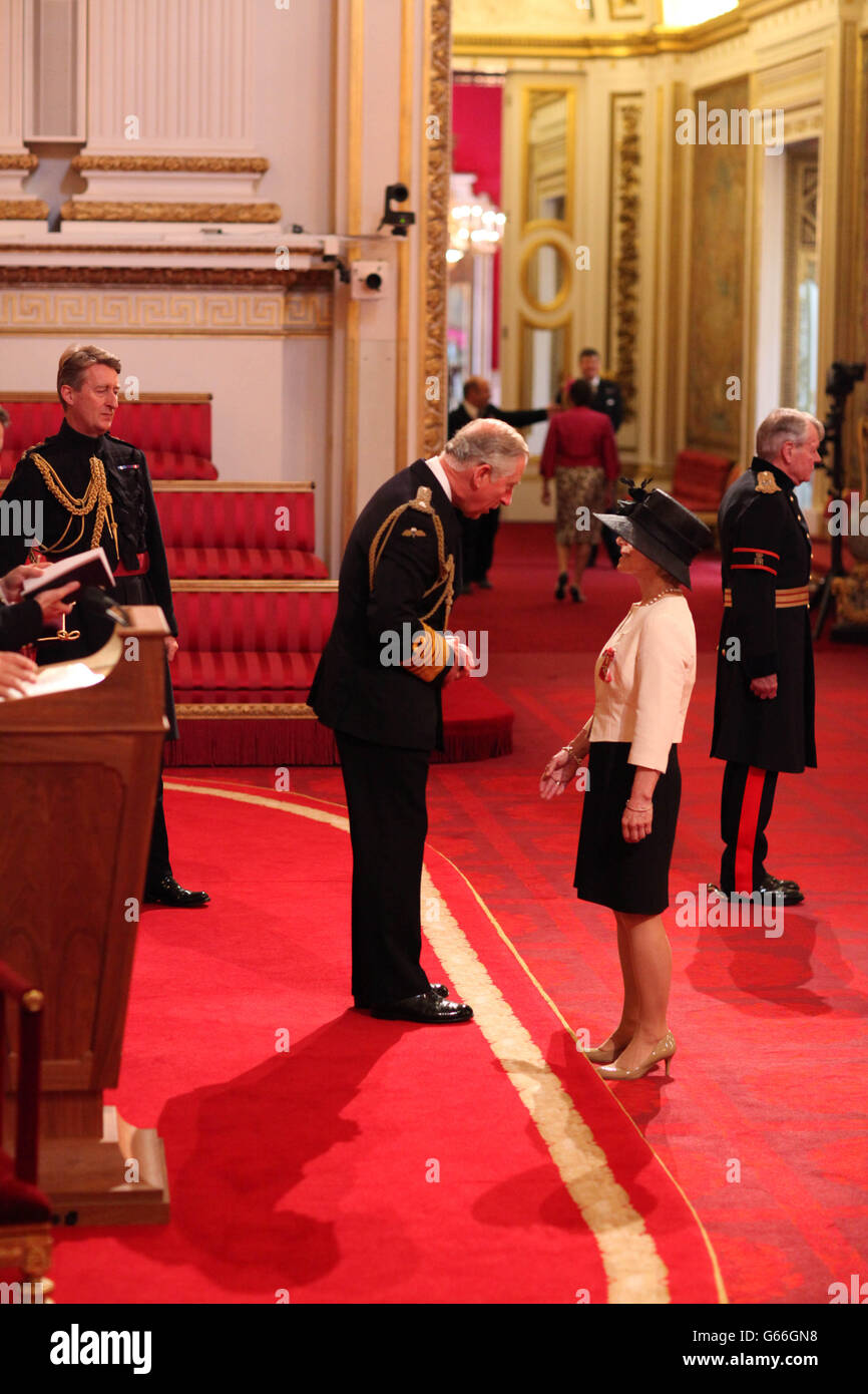 Responsable de la prospective pour le Bureau gouvernemental des sciences, la professeure Sandra Thomas reçoit un OBE, pour les services à la politique scientifique gouvernementale, par le Prince de Galles lors d'une cérémonie d'investiture au Palais de Buckingham, dans le centre de Londres. Banque D'Images