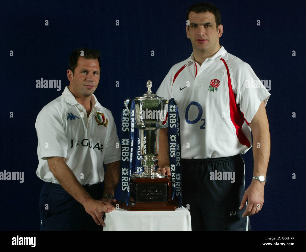 Alessandro Troncon en Italie et Martin Johnson, capitaine d'Angleterre, à l'occasion du lancement du RBS 6 Nations Tournament à Hyde Park. Banque D'Images