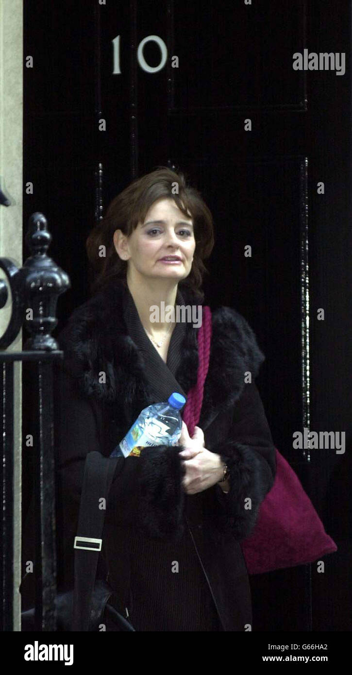 L'épouse du premier ministre, Cherie Blair, quitte le 10 Downing Street pour aller aux tribunaux. Banque D'Images