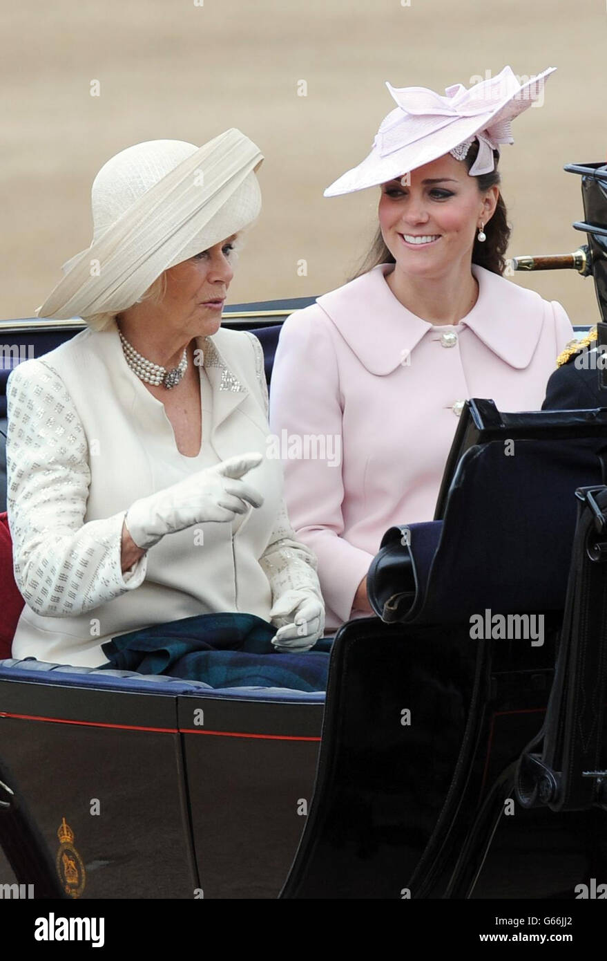 La duchesse de Cornwall et la duchesse de Cambridge arrivent à Horse Guards Parade, Londres, pour assister à Trooping the Color. Banque D'Images