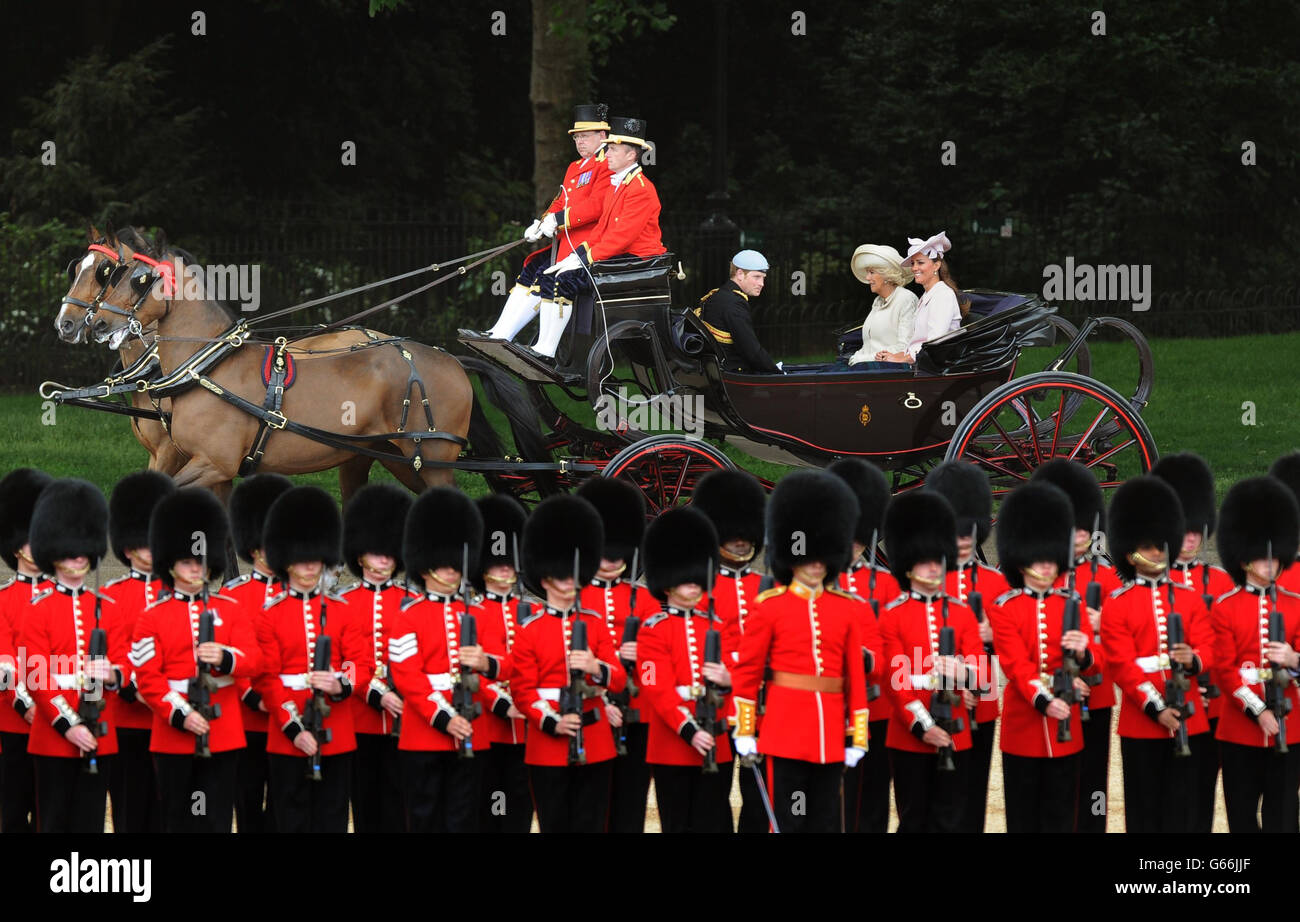 Le prince Harry, la duchesse de Cornouailles et la duchesse de Cambridge arrivent à Horse Guards Parade, Londres, pour assister à Trooping the Color. Banque D'Images