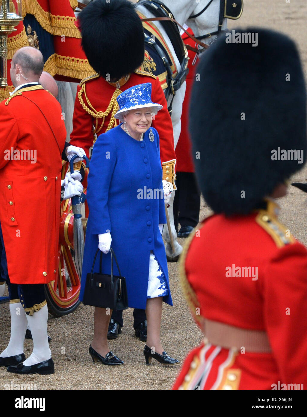 La reine Elizabeth II arrive à Horse Guards Parade, Londres, pour assister à Trooping the Color. Banque D'Images
