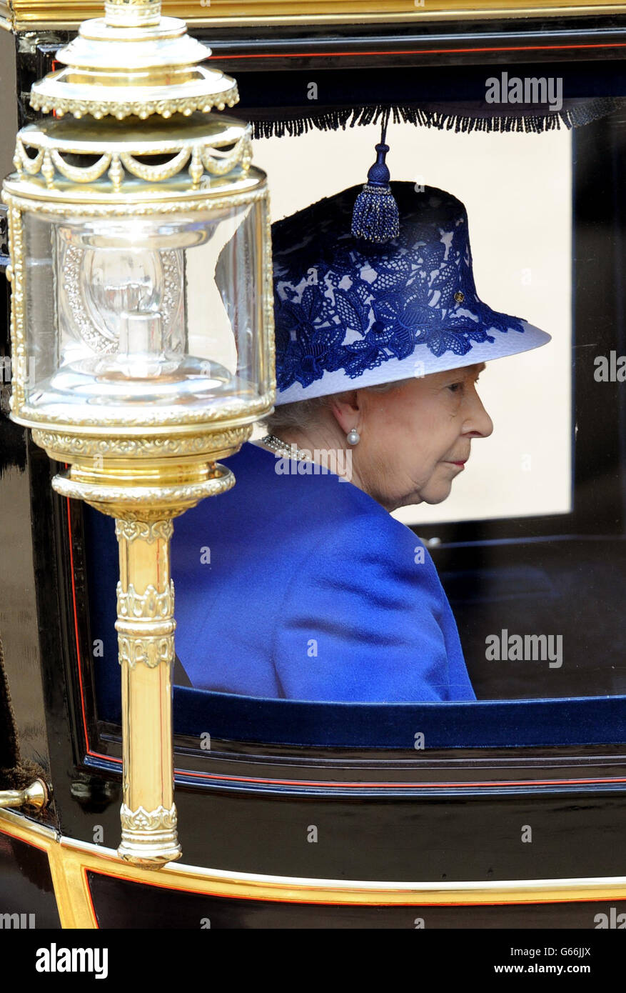 La reine Elizabeth II arrive à Horse Guards Parade, Londres, pour assister à Trooping the Color. Banque D'Images