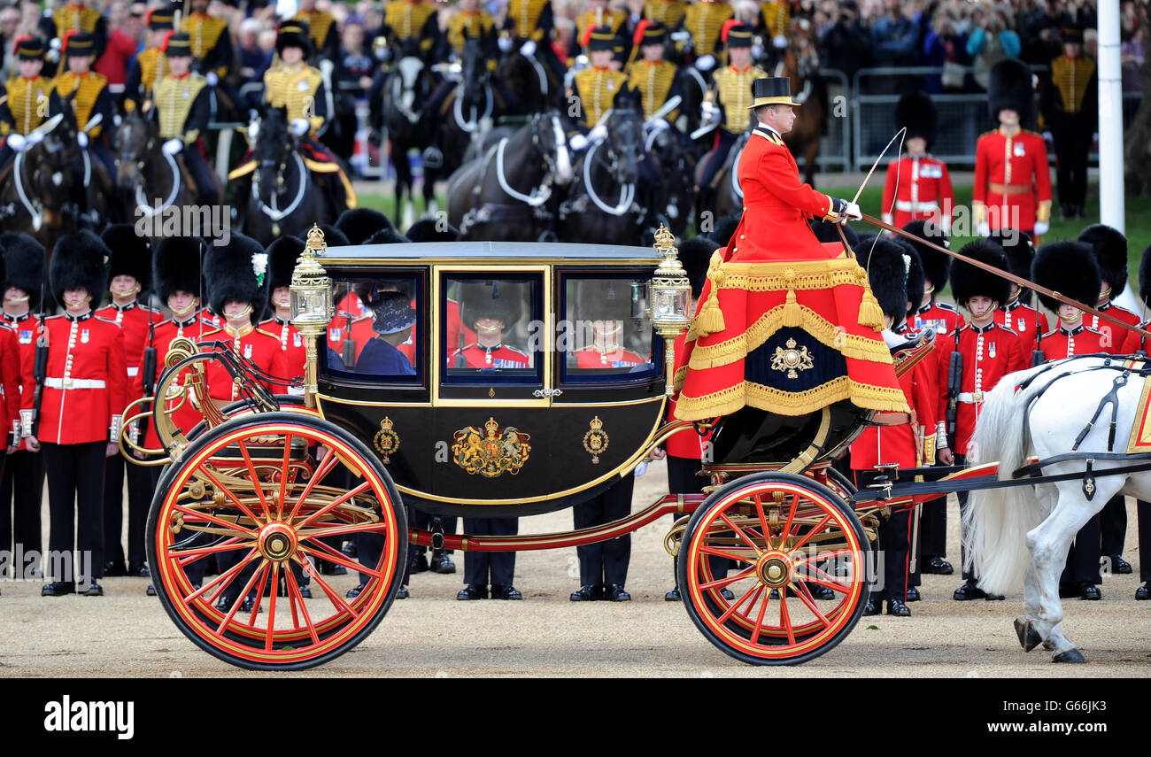 La reine Elizabeth II arrive à Horse Guards Parade, Londres, pour assister à Trooping the Color. APPUYEZ SUR ASSOCIATION photo. Date de la photo: Samedi 15 juin 2013. Voir PA Story ROYAL Trooping. Le crédit photo devrait se lire : Anthony Devlin/PA Wire Banque D'Images