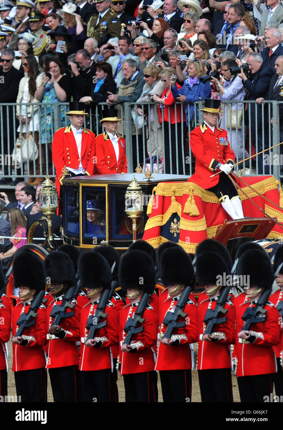 La reine Elizabeth II arrive à Horse Guards Parade, Londres, pour assister à Trooping the Color. APPUYEZ SUR ASSOCIATION photo. Date de la photo: Samedi 15 juin 2013. Voir PA Story ROYAL Trooping. Le crédit photo devrait se lire : Anthony Devlin/PA Wire Banque D'Images