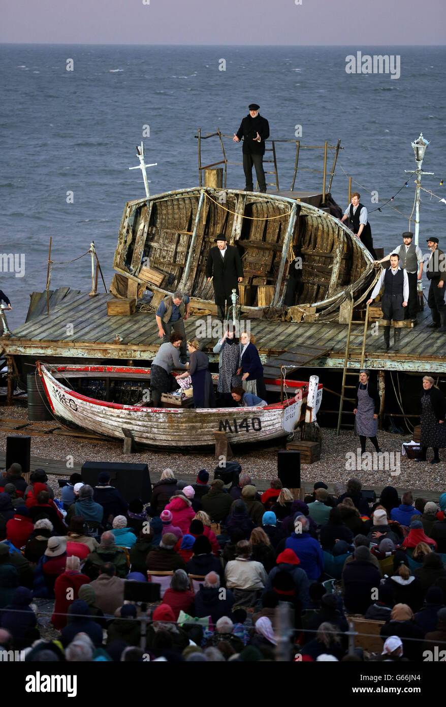 Une scène de la mise en scène en plein air de l'opéra Peter Grimes de Britten dans le cadre du festival d'Aldeburgh. Plage d'Aldeburgh à Suffolk. Banque D'Images