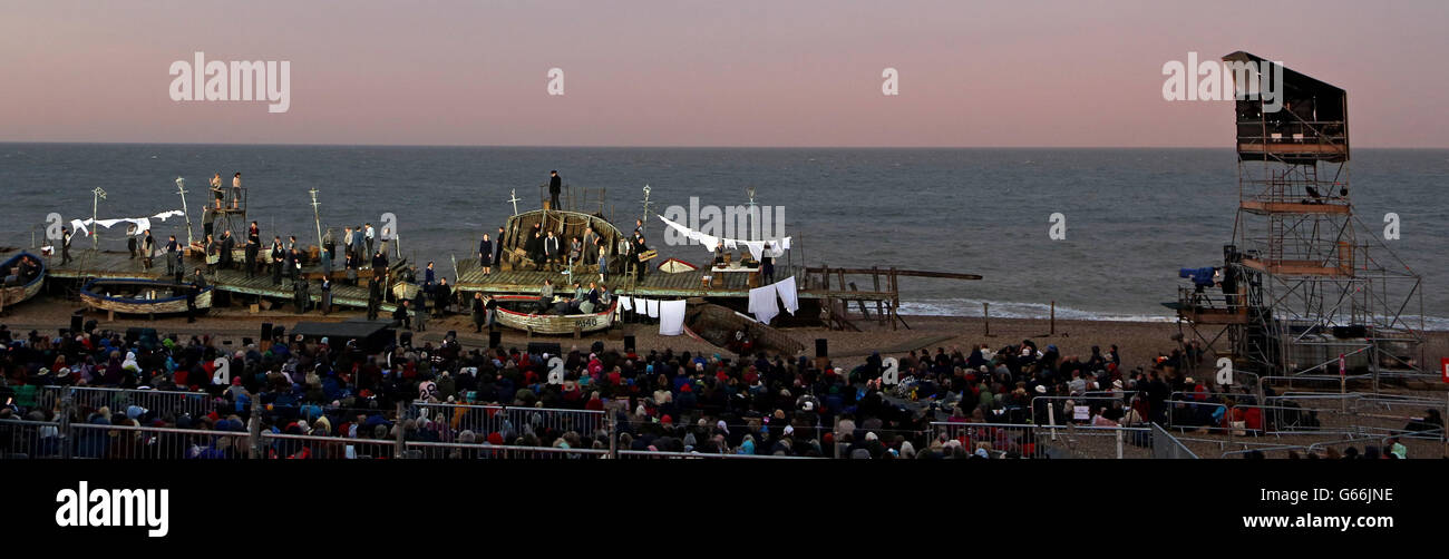 Une scène de la mise en scène en plein air de l'opéra Peter Grimes de Britten dans le cadre du festival d'Aldeburgh. Plage d'Aldeburgh à Suffolk. Banque D'Images