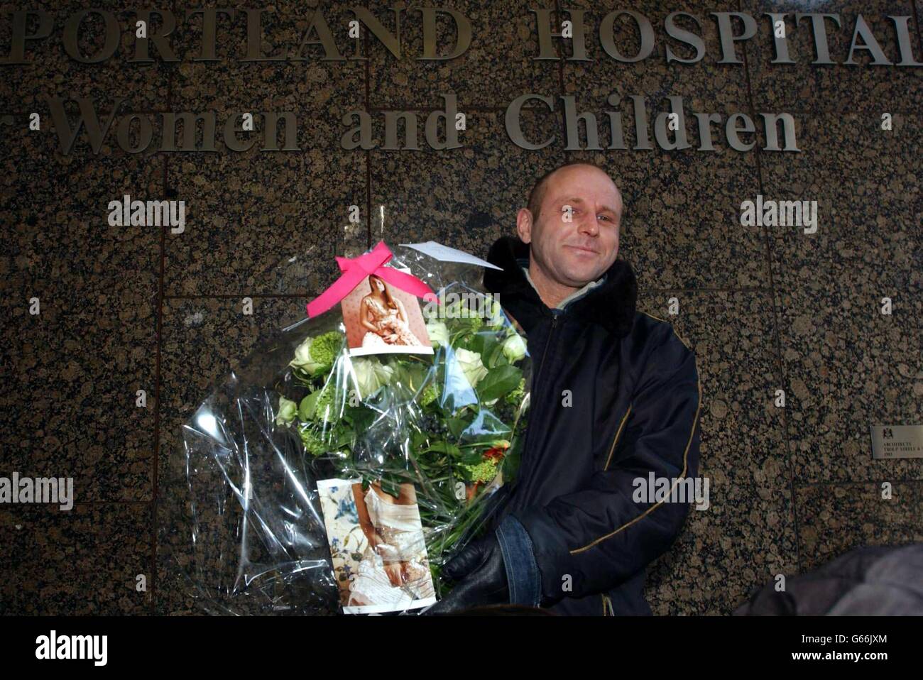 Une livraison de fleurs arrive à l'hôpital Portland de Londres, où le mannequin Claudia Schiffer a donné naissance à un bébé garçon hier. Le bébé de 7lb, encore sans nom, a été livré par césarienne à l'hôpital central de Londres. * le producteur de film de la star allemande Schiffer, le mari Matthew Vaughn, était à l'hôpital pendant qu'elle a subi la procédure. Banque D'Images