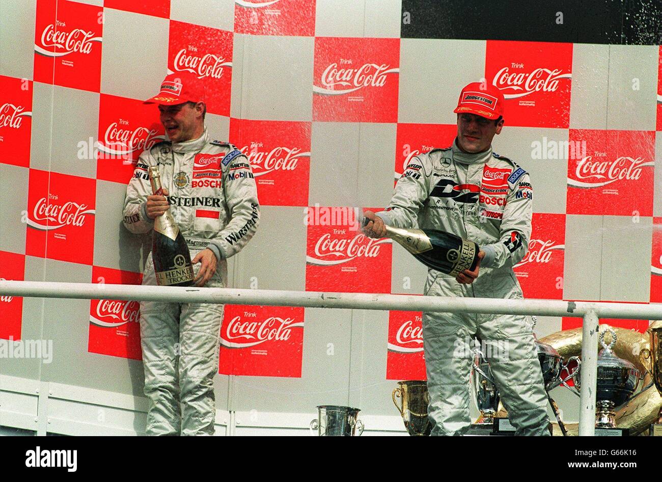 14-avril-96. I.T.C., HOCKENHEIM. Dario Franchitti (à droite) fête avec le vainqueur de la course Jan Magnussen Banque D'Images