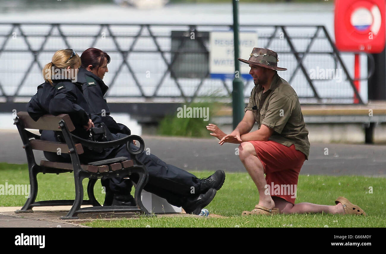 Vues générales d'Enniskillen montre un homme qui discute avec deux policiers sur les rives du Lough Erin alors que le Sommet du G8 se poursuit. Banque D'Images