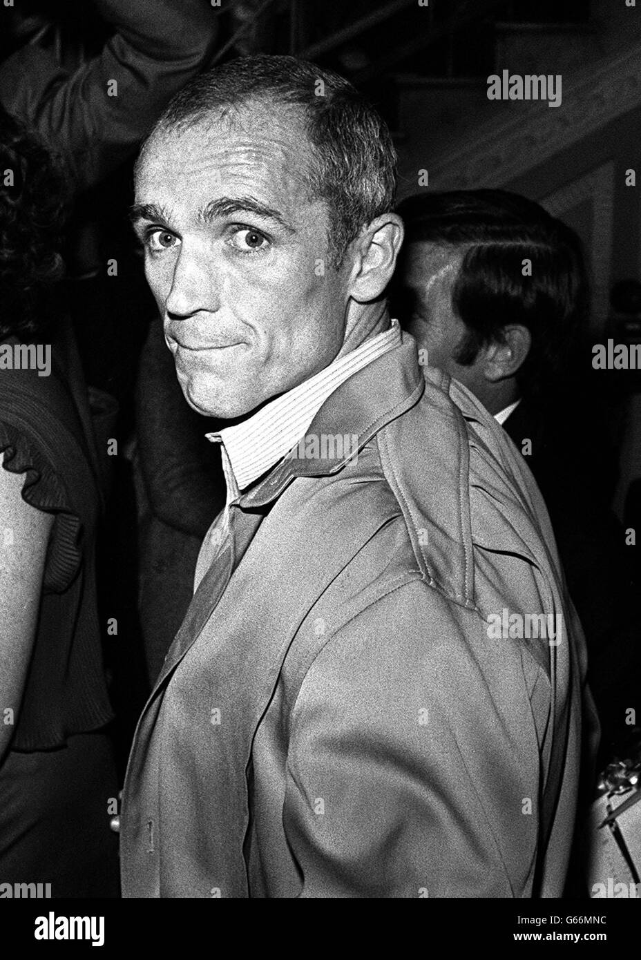 John McVicar arrive au cinéma Rialto à Londres pour la première mondiale du film 'MacVicar', qui est basé sur son livre sur sa vie en prison et sur la course. Roger Daltrey joue le rôle de titre. Banque D'Images