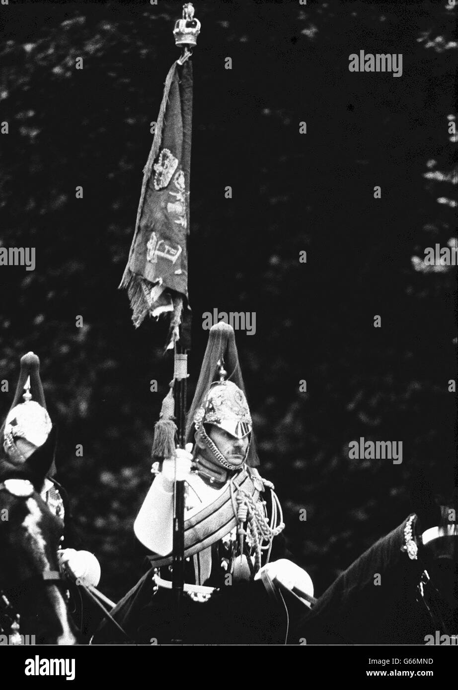 Un Cavalryman de la maison des Blues et Royals porte la norme royale alors que l'unité est de nouveau sous garde après l'attentat de Hyde Park. Banque D'Images