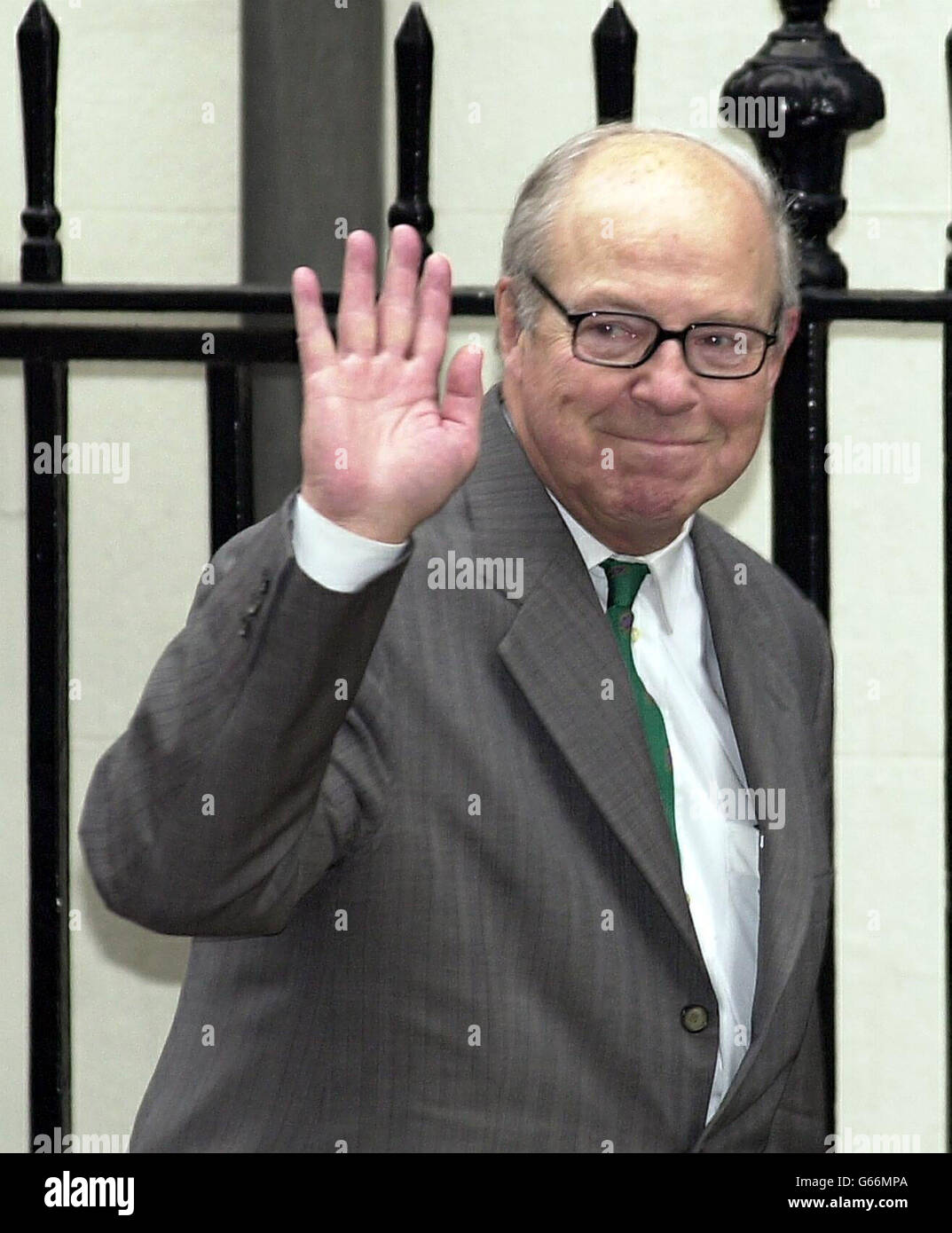 L'inspecteur en chef des armes des Nations Unies Hans Blix arrive dans Downing Street pour des entretiens avec le Premier ministre britannique Tony Blair. Mohamed El Baradei, le chef de l'Agence internationale de l'énergie atomique, est arrivé quinze minutes plus tôt. * M. El Baradei et M. Blix ont également rencontré le secrétaire aux Affaires étrangères Jack Straw. 14/2/03: L'inspecteur en chef des armes des Nations Unies, Hans Blix, a présenté son deuxième rapport crucial au Conseil de sécurité sur l'état d'avancement des inspections en Iraq. Banque D'Images