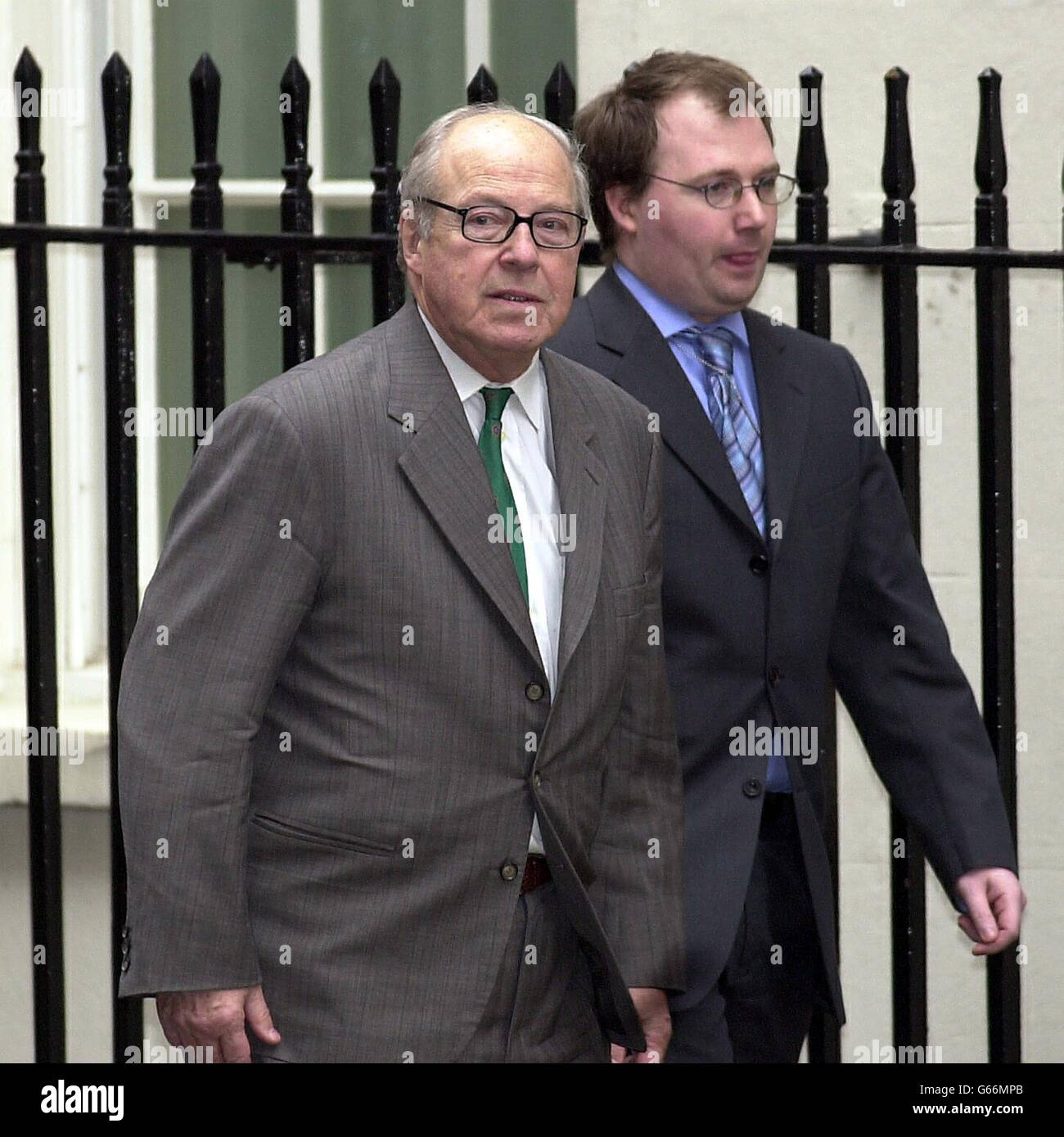 L'inspecteur en chef des armes des Nations Unies Hans Blix arrive dans Downing Street pour des entretiens avec le Premier ministre britannique Tony Blair. Mohamed El Baradei, le chef de l'Agence internationale de l'énergie atomique, est arrivé quinze minutes plus tôt. * M. El Baradei et M. Blix ont également rencontré le secrétaire aux Affaires étrangères Jack Straw. Banque D'Images