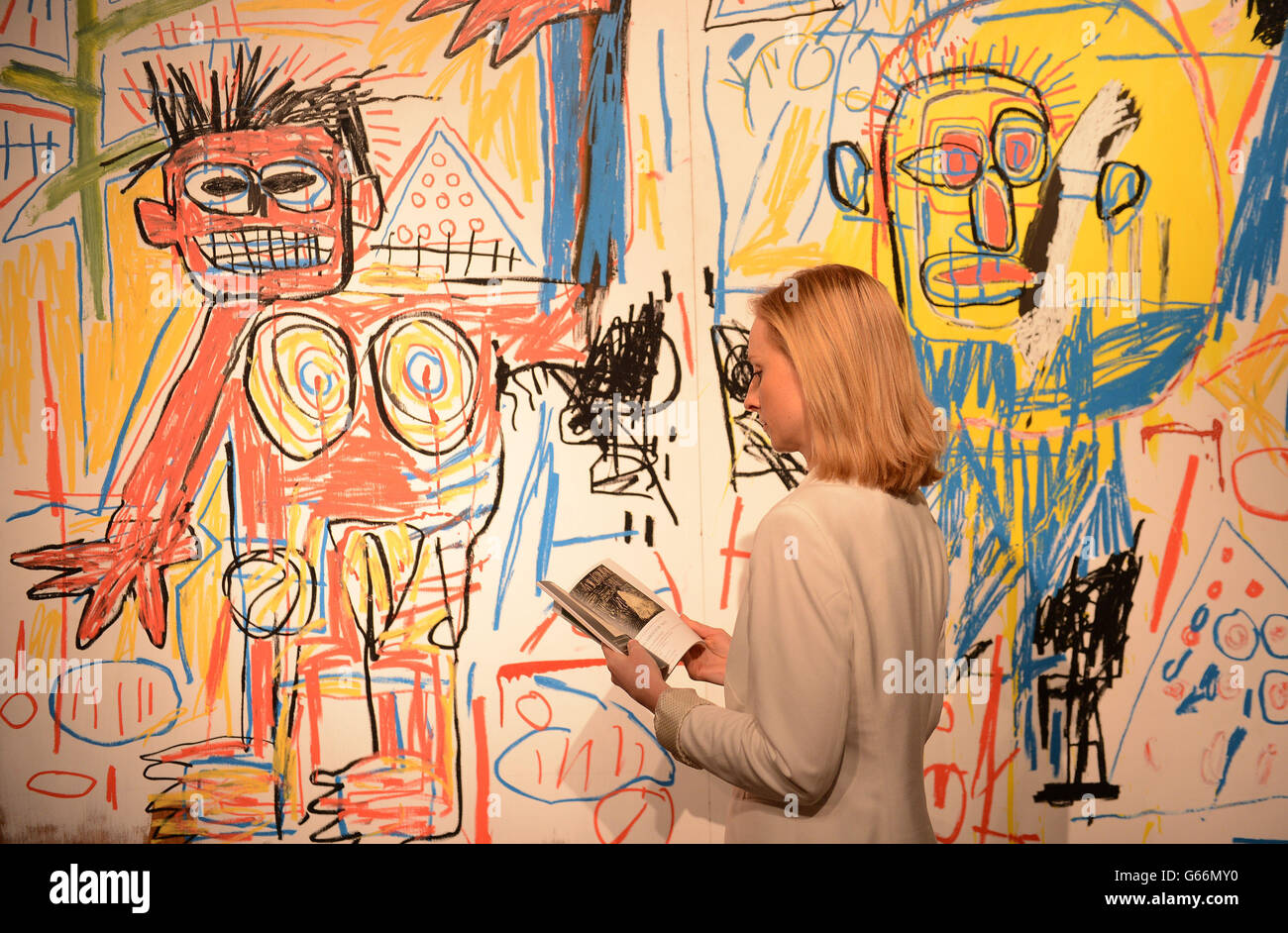 Une femme voit Untitled by Jean-Michel Basquiat qui sera en vente à la prochaine vente aux enchères de la soirée d'après-guerre et d'art contemporain à Christie's à Londres. Banque D'Images
