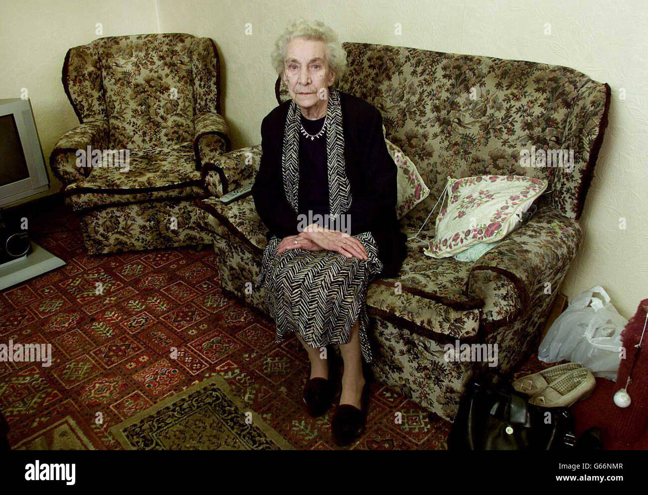 Helen Streader, 88 ans, de Leyton, dans l'est de Londres, qui a été victime de Martin Maloney, a décrit comme l'un des cambriolages les plus prolifiques de Grande-Bretagne, qui a été condamné à sept ans, au tribunal de la Couronne Harrow de Londres. * Maloney avait déjà plaidé coupable à deux cambriolages, mais a demandé que 588 autres soient pris en considération avant d'être traité. Maloney est entrée dans sa maison après avoir fait semblant d'être un policier à la recherche de drogues et a volé ses économies de 400 qu'elle était sur le point d'aller à la banque pour déposer après l'avoir caché pendant des semaines sous le canapé dans son salon. Banque D'Images