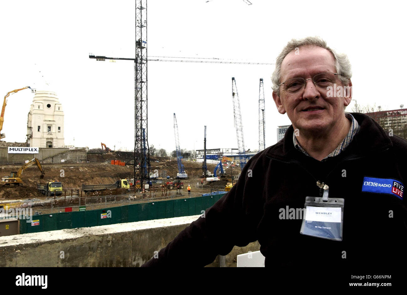 Vainqueur du concours de BBC radio Five Live, Ray Tinmarsh, de Dawlish à Exeter, après avoir remporté l'honneur de commencer les travaux de démolition des tours jumelles du stade Wembley à Londres. * excavatrice allemande connue sous le nom de 'Goliath' a commencé son assaut sur le dôme de la tour ouest juste après 14h00. On s'attend à ce que les deux tours soient abaissent d'ici la fin de lundi, à mesure que la mise à niveau du sol entre dans ses dernières étapes. Il sera remplacé par un projet de 757 millions de reconversion de l'ensemble du site. Banque D'Images