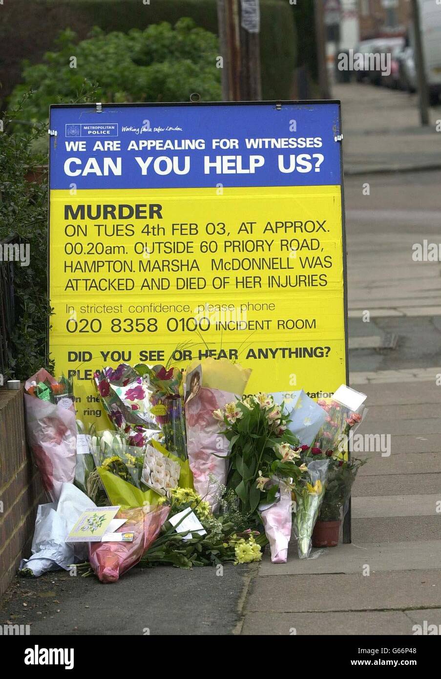 Hommages floraux, près de la scène du meurtre de l'adolescente Marsha McDonnell, qui a été tuée à quelques mètres de son Priory Rd, Hampton, maison. Banque D'Images
