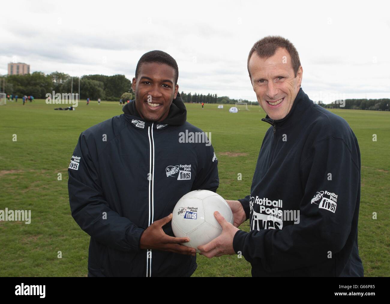 Steve Claridge et Dominic Poléon de Leeds United soutiennent StreetGames football pools pour les finales régionales lors des StreetGames football pools Fives à Hackney Marshes, Londres. Banque D'Images