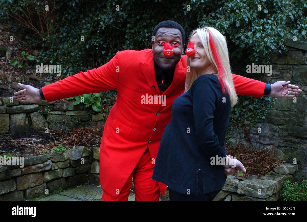 Lenny Henry et JK Rowling lors du lancement du Red Nose Day 2003, à l'hôtel Channings d'Édimbourg.Le thème de l'événement de cette année, le vendredi 14 mars, est le grand hairdo quand les stars et les membres du public transformeront leurs coiffures pour recueillir de l'argent pour la charité. Banque D'Images