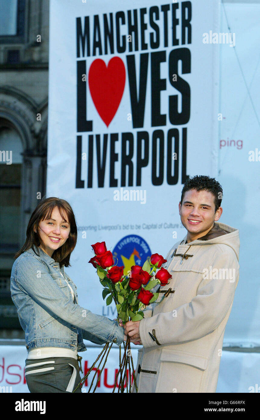 Samia Ghadie (qui joue Maria) et Ryan Thomas (qui joue Jason), la plus grande carte de Saint-Valentin de l'extérieur de l'hôtel de ville de Manchester à Liverpool, pour soutenir la candidature de Liverpool pour devenir la capitale européenne de la culture 2008. Banque D'Images