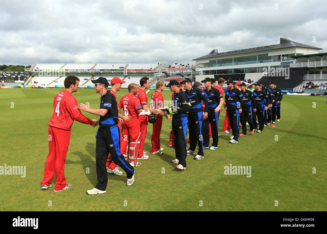 Cricket - Friends Life T20 - North Group - Durham dynamos contre Lancashire Lightning - Emirates Durham ICG.Les joueurs de Durham et de Lancashire se secouent la main avant de jouer Banque D'Images