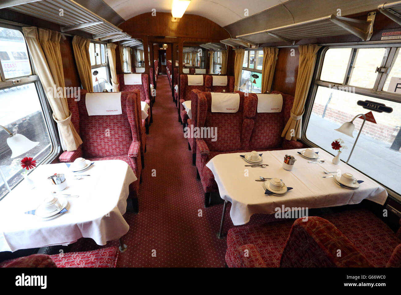 Une vue générale de l'une des voitures de première classe sur la locomotive Bittern, train jumeau du Mallard, alors qu'elle se prépare à partir de la gare de King Cross à Londres pour faire exploser la ligne principale de la côte est à la vitesse la plus rapide parcourue par un train à vapeur en près d'un demi-siècle. Banque D'Images