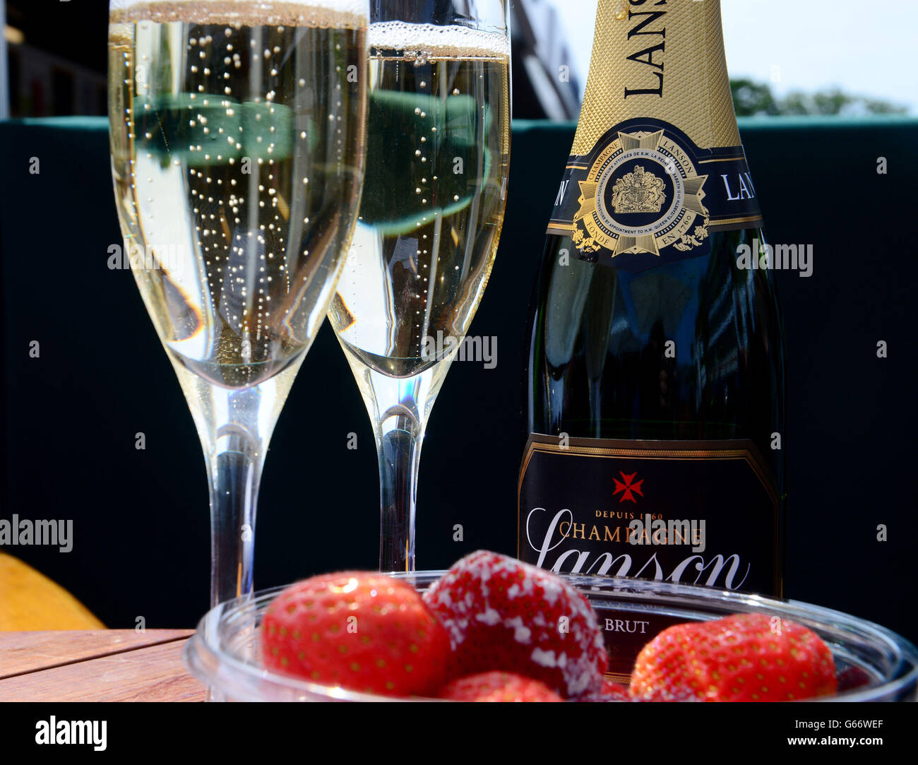 Tennis - Championnats de Wimbledon 2013 - 6e jour - le club de tennis et de croquet de pelouse de toute l'Angleterre.Champagne et fraises pendant la sixième journée des championnats de Wimbledon au All England Lawn tennis and Croquet Club, Wimbledon. Banque D'Images