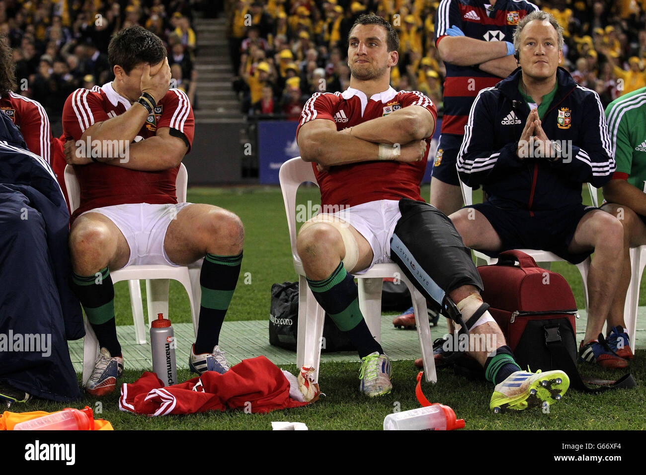 Ben Youngs, Sam Warburton et Paul Stridgeon, entraîneur de conditionnement, regardent depuis le banc d'essai pendant le deuxième match de test au Etihad Stadium, à Melbourne. Banque D'Images