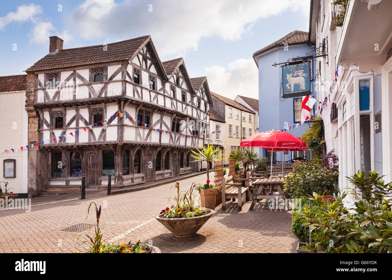 La place médiévale dans le Somerset, en Angleterre, à Axbridge, UK. Le bâtiment est à pans de bois du pavillon de chasse du Roi Jean, maintenant le musée. Banque D'Images