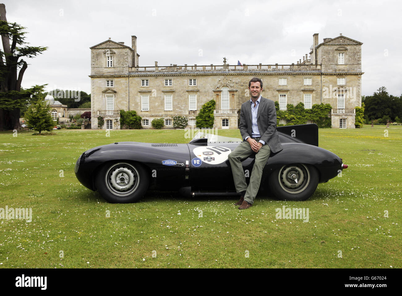 Lord Pembroke, fondateur de l'événement Wilton Classic and Supercars, avec sa Jaguar D Type 1956, l'une des supervoitures hautes performances qui précède celle de Wilton Classic et Supercars avec Castrol EDGE, qui a lieu le dimanche 4 août sur le terrain de Wilton House, Salisbury. Banque D'Images