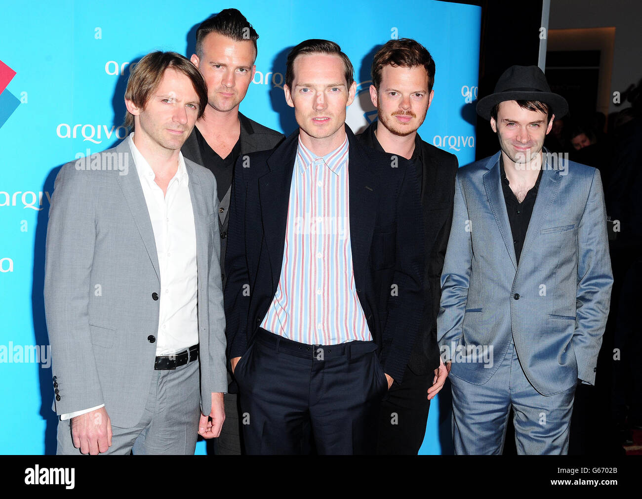 Paul Stewart, Ciaran Jeremiah, Dan Gillespie vend, Richard Jones et Kevin Jeremiah du groupe le sentiment est vu aux Arqiva commercial radio Awards qui se tiennent au Westminster Bridge Park Plaza Hotel, Londres. Banque D'Images