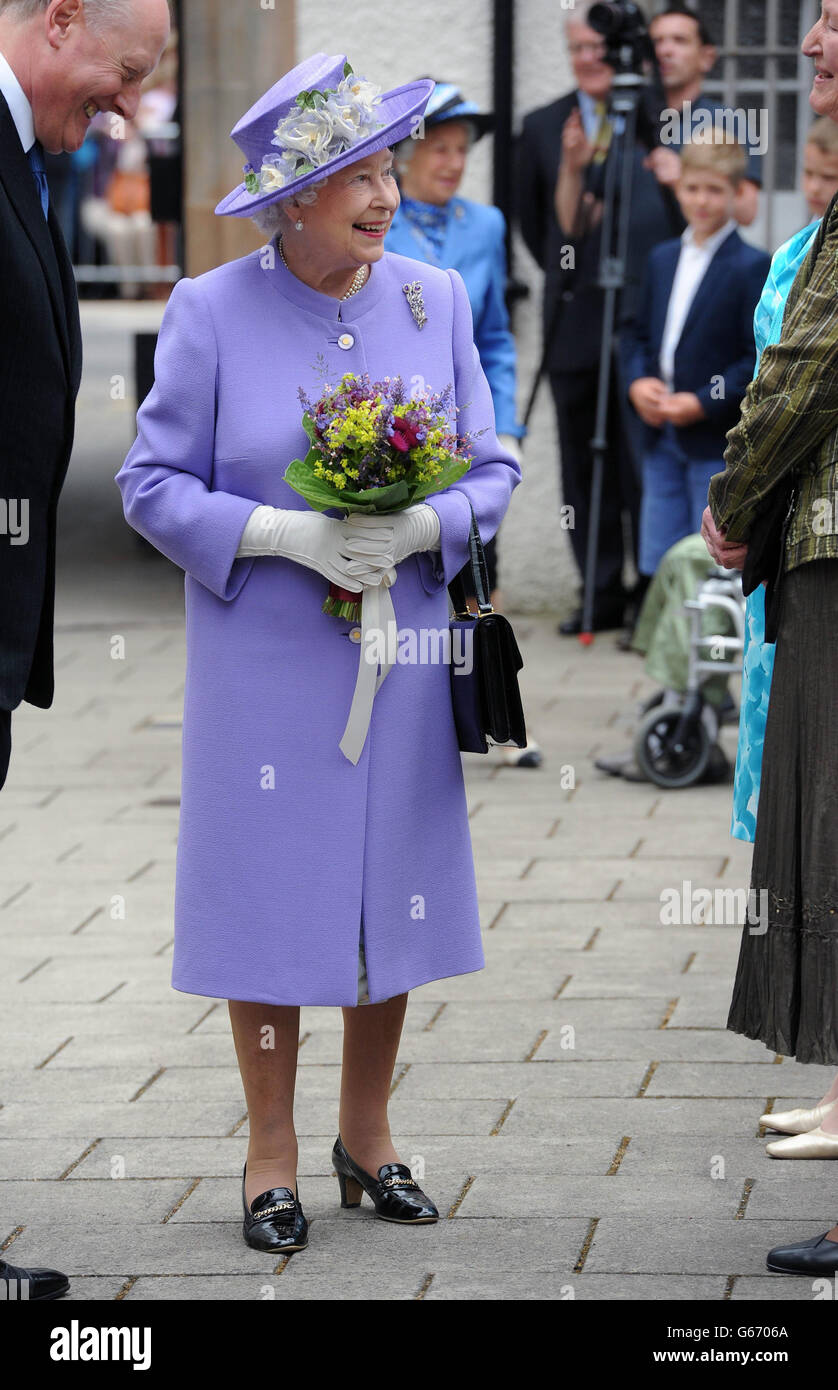 La reine Elizabeth II visite le musée John Buchan à Peebles. Banque D'Images