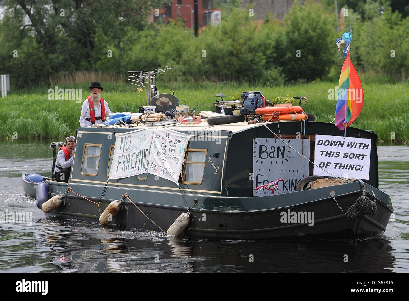 Les manifestants du G8 se rendent le long de la rivière Erne à Broadmeadow, à Enniskillen. Banque D'Images