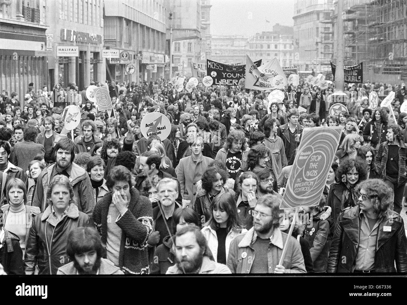 "Carnaval contre les Nazis" organisé par la Ligue anti-nazie et Rock contre le racisme. Banque D'Images