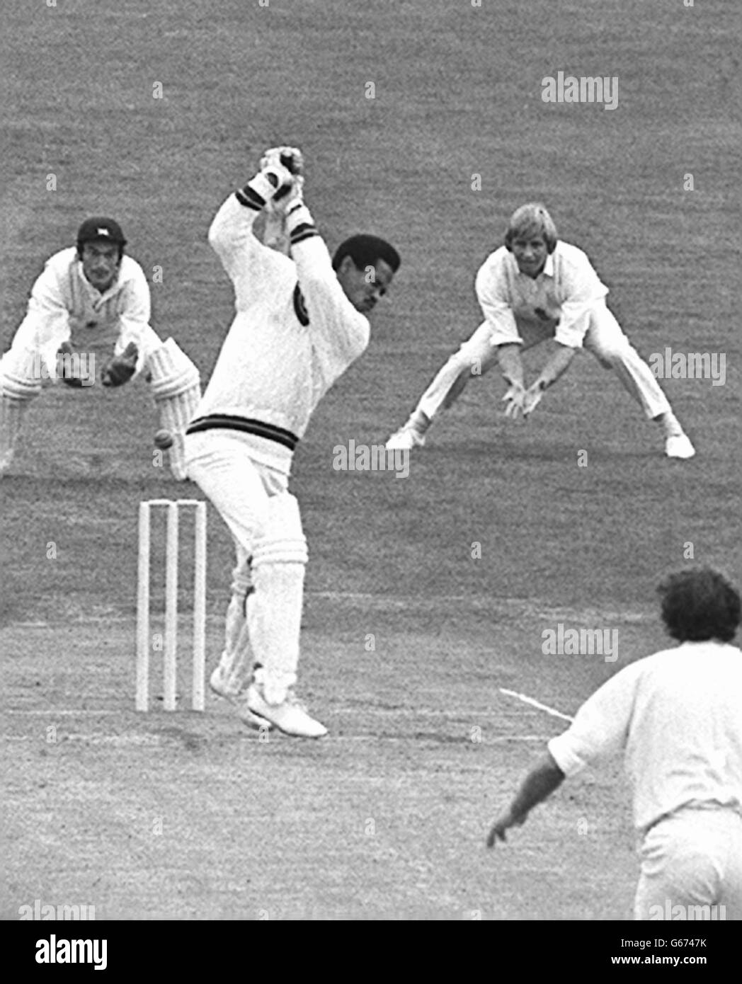 Gary Sobers, de West Indies, a frappé le lanceur anglais Geoff Arnold pour quatre courses, à l'Oval, le deuxième jour du premier match de Test. Banque D'Images