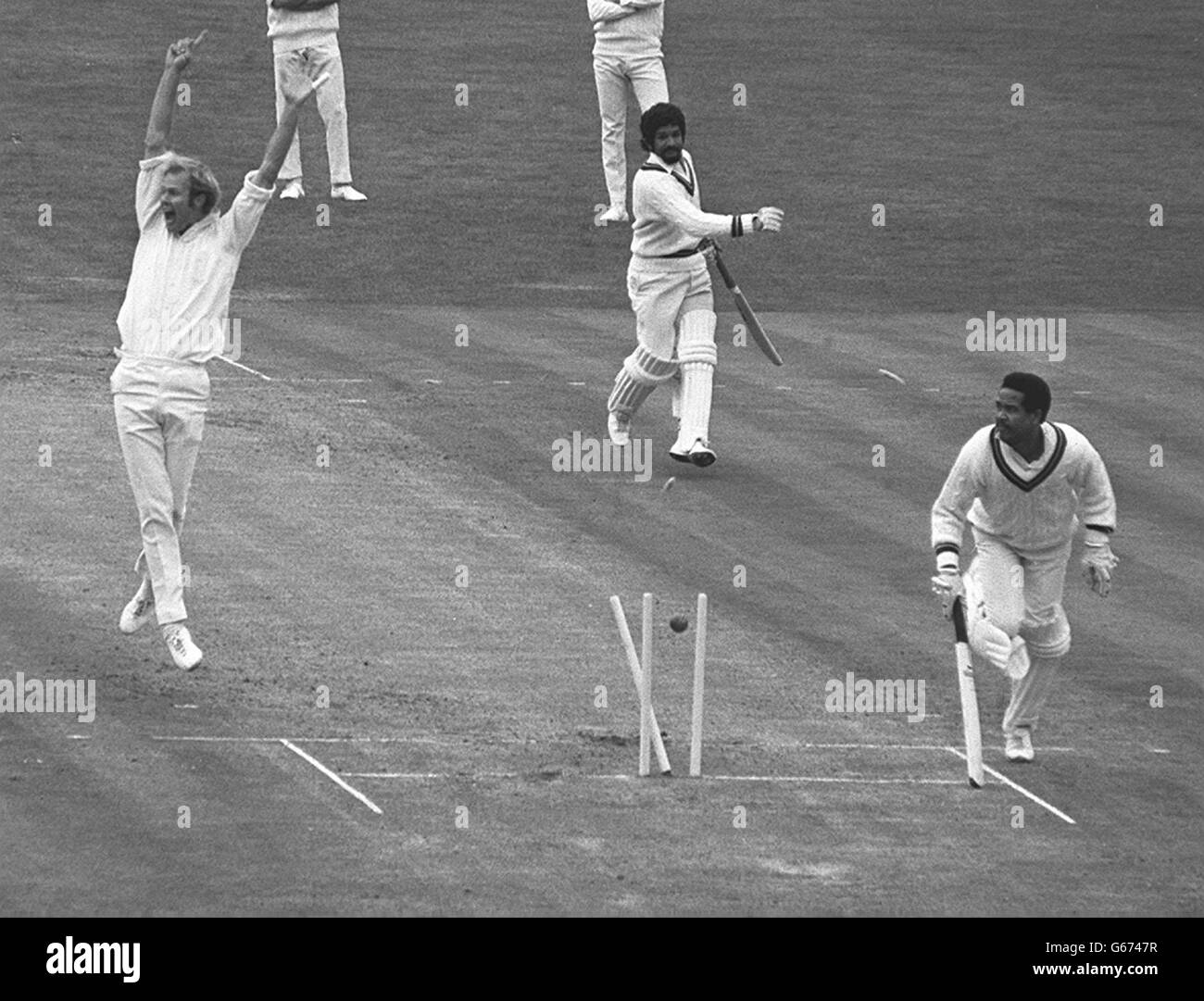 Un tir de Brillan de Dennis Amais, en Angleterre, fait le tir de cricket, et Gary Sobers est à court de points après avoir obtenu 1 pour les Antilles le deuxième jour du premier Test Match à l'Oval. Banque D'Images