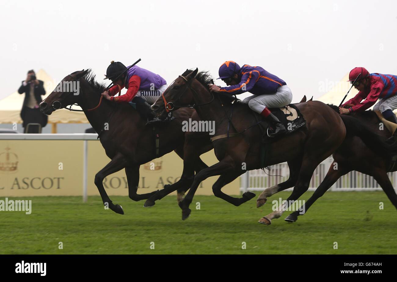 Estimation monté par le jockey Ryan Moore (à gauche) remporte l'or Coupe devant Simenon, jurié par Johnny Murtagh (centre) Pendant la journée des dames à Royal Ascot Banque D'Images